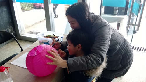 nEO_IMG_亲子携手绘灯笼.jpg
