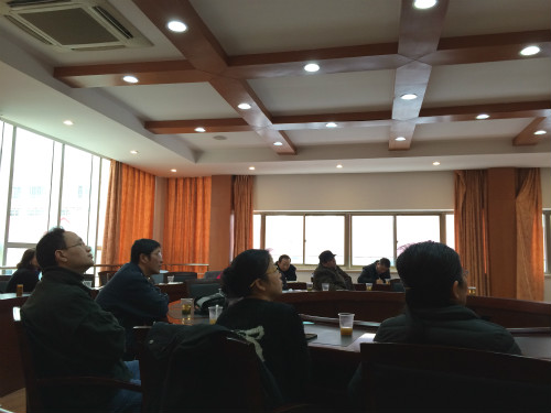 党外干部认真观看视频教学.jpg