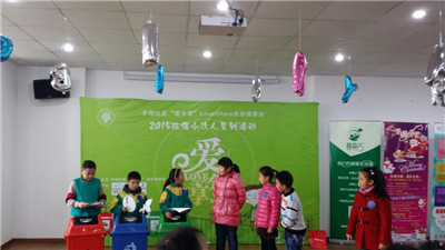 近日,嘉定区南翔镇丰翔社区举办了一场别开生面的环保小达人活动。此次活动拉开了小区居民自主参加垃圾分类、倡导低碳生活的序幕。 活动中,丰翔社区的家长和小朋友们表演了舞蹈、小品等节目,向社区居民传达了垃圾分类,爱护环境的理念。节目演出后,环保小达人和家长们一起,共同参与了垃圾分类模拟游戏,还通过制作手工作品、动手粘贴环保画的方式,展示了废物利用的小妙招。