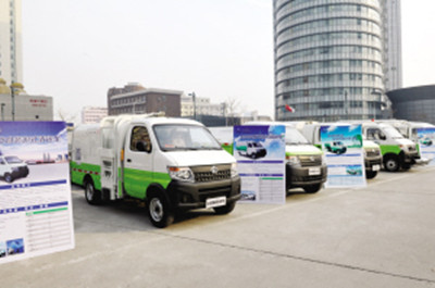 新能源环卫车亮相 天津市区机扫水洗作业率将达100%