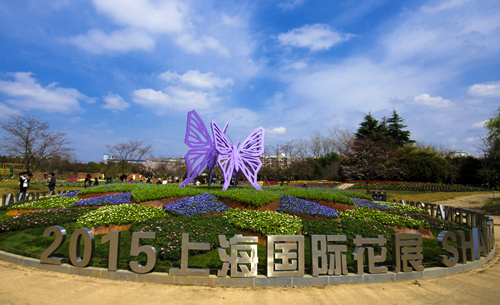 游客可方便地通过扫描景点介绍牌上的二维码,关注上海植物园官方微信