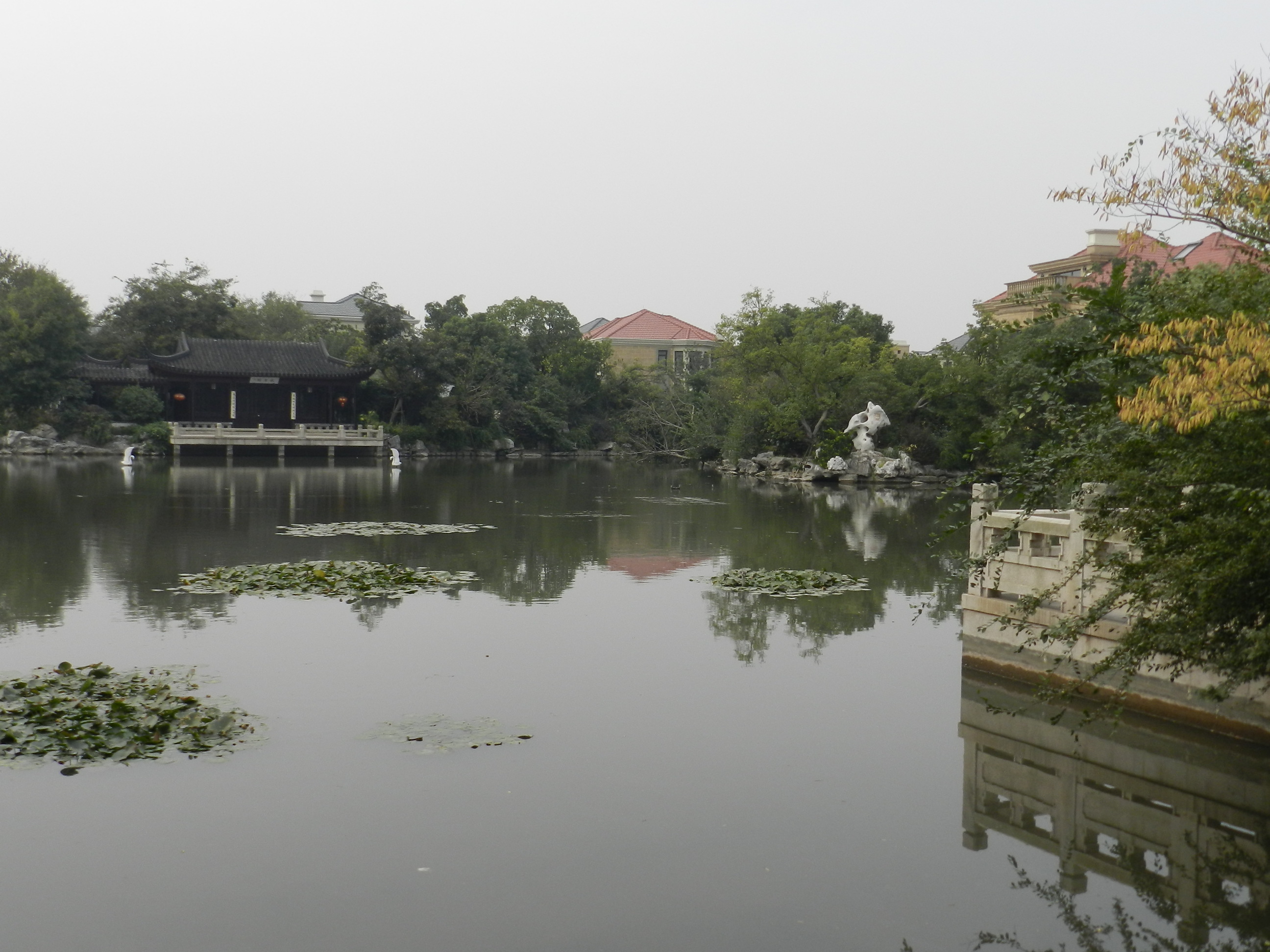 居住区绿地能为居民交流提供活动空间,其中的集中绿地,除了种植植物外,还会设置儿童游戏场、老人的健身场地等设施,供不同年龄段居民健身锻炼、休憩散步、社交娱乐的铺装场地和公共服务设施,如园亭、花架、座椅等。 中国古典园林所追求诗情画意和虽由人作,宛自天开的意境。