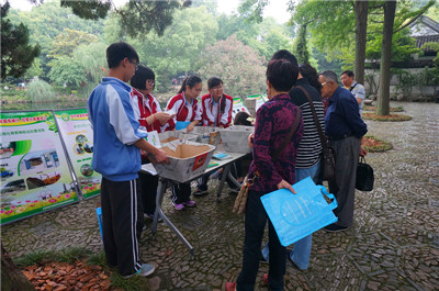 5月31日,上海古猗园与上海市嘉定区第二中学联合开展了垃圾分类志愿