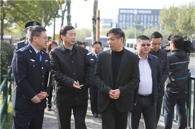 浦东城管召开市容环境顽症问题现场推进会 2.jpg