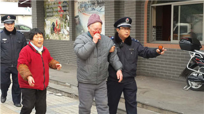 扶摔倒老人,大胆助人为乐.jpg