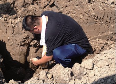 科研人员对城市困难立地土壤进行重金属污染检测[1].jpg